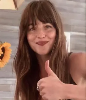 👍 wanita, berambut cokelat, jempol ke atas, positif, senyum, Dakota Johnson telegram sticker