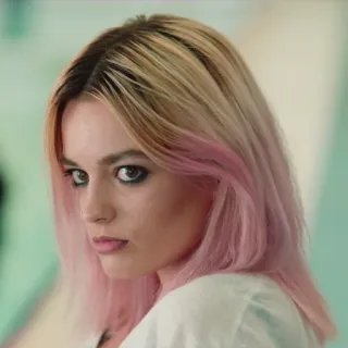 🌸 Maeve Wiley Sex Education retrato, mujer, pelo rosa, adolescente, drama telegram sticker