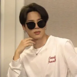 🌷 Chanel Pharrell jimin, kpop, bts, gafas de sol, celebridad whatsapp sticker