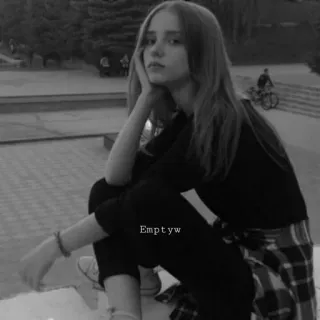 🥀 Emptyw девушка, женщина, сидящая, поза, черно-белое, портрет telegram sticker