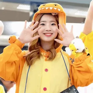 🐥 kpop, dahyun, twice, idol, dinosaure, combinaison, mode aéroport telegram sticker