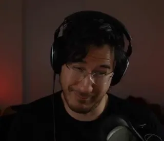 😅 Markiplier markiplier, youtubeur, gaming, personnalité internet, lunettes, casque telegram sticker