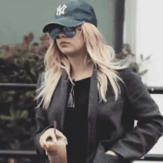 📰 Frau, lässig, Hut, Sonnenbrille, Kaffee, Jacke telegram sticker