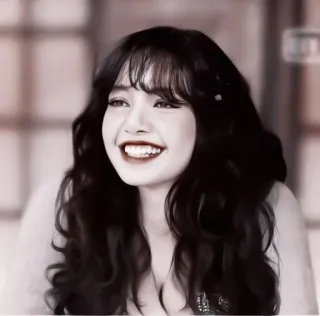 🎧 Lisa Lisa, cantante, celebridad, Blackpink, K-pop, mujer, sonrisa, retrato whatsapp sticker