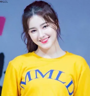 🧚‍♀ AMIE wanita, kaos kuning, kpop, penyanyi, senyum whatsapp sticker