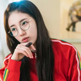 🤔 phụ nữ, kính, chân dung, người, trong nhà, khuôn mặt telegram sticker