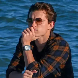 😐 Tom Holland Tom Holland, acteur, célébrité, portrait, lunettes de soleil, homme, pensif telegram sticker
