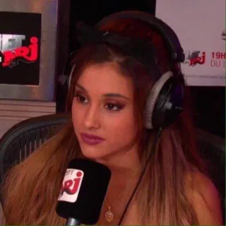 😵‍💫 Ariana Grande nrj Mikrofon, Kopfhörer, Frau, Sängerin, Promi, blonde Haare whatsapp sticker