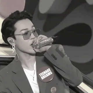 🏍 TEENAGE DREAMS personne, lunettes de soleil, micro, K-pop, musique, style telegram sticker