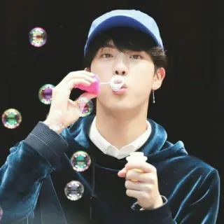 ☁️ Jin K-pop, BTS, bong bóng, chân dung, nam, người nổi tiếng, xanh dương, mũ lưỡi trai, âm nhạc, ca sĩ telegram sticker