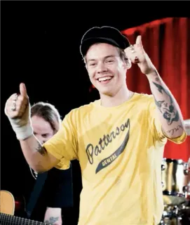 🥀 Harry Styles Patterson DENTAL harry styles, cantante, sonrisa, pulgar arriba, dental, camisa amarilla, persona telegram sticker