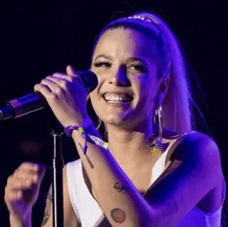 ✨ Halsey piosenkarz, muzyk, kobieta, artysta, scena, koncert telegram sticker