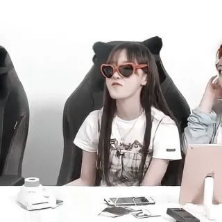 😎 선글라스, 하트, 소녀, 사람, 여자, 테이블 telegram sticker