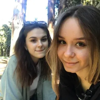 👯‍♀️ kobiety, dziewczyny, selfie, portret, przyjaźń, na dworze telegram sticker