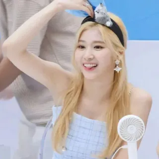 🍭 mujer, pelo rubio, retrato, joven, coreana, fan, linda, ídolo telegram sticker