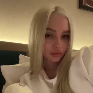 🧺 Ava Max a19 a'igi @wallgif Ava Max, singer, blonde, pop star, celebrity, selfie, portrait telegram sticker