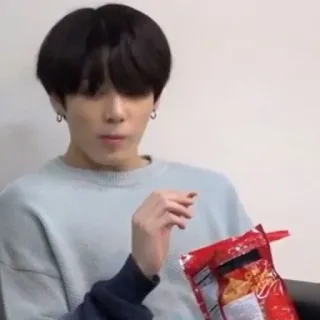 🍼 Jungkook kpop, cantor, idol, comendo, lanche, batatas fritas telegram sticker