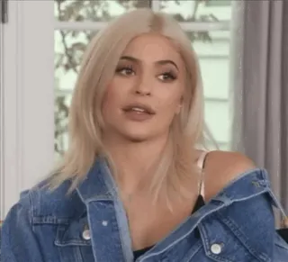 ☔ Kylie Jenner kylie jenner, celebrità, donna, giacca di jeans, capelli biondi, bellezza, persona telegram sticker