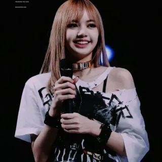 🎶 Lisa 女性, 歌手, ポートレイト, 笑顔, KPOP, アーティスト, マイク, パフォーマー, ファッション telegram sticker