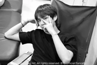 🗞 V Big Hit. All rights reserved. BTS Official Fancate osoba, czarno-białe, BTS, K-pop, mężczyzna, piosenkarz telegram sticker