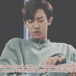 💿 Em đang chuẩn bị đi ngủ và định nghịch điện t
một lúc, thì đột nhiên cái gì đó rơi xuống tay e orang, dalam ruangan, duduk, asia, K-pop telegram sticker