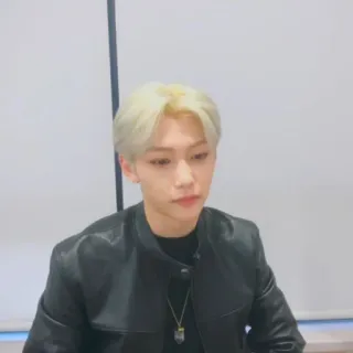 🌚 Felix kpop, cantante, celebridad, ídolo, pelo rubio, chaqueta, retrato telegram sticker