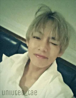 💿 uniuted_tae Selfie, Person, Porträt, Mann, Zwinkern whatsapp sticker