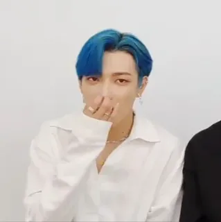 ⛈ kpop, homem, cabelo azul, camisa branca, pessoa whatsapp sticker