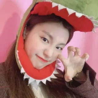 🥺 mujer, sombrero dinosaurio, selfie, retrato, sonriendo, lindo whatsapp sticker