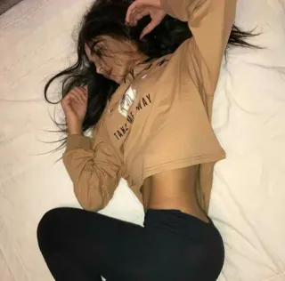 😴 TAKE ME WAY mulher, deitada, top, leggings, morena telegram sticker