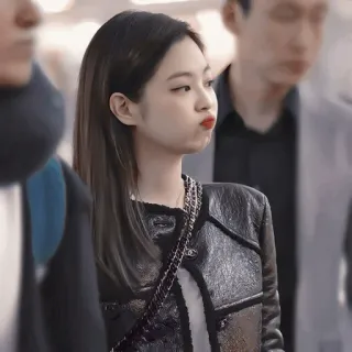 💱 Jennie K팝, 아이돌, 패션, 공항, 스타일, 가수, 여자 telegram sticker