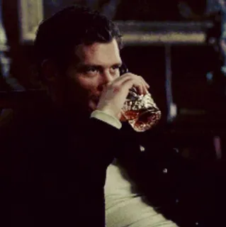 🖇 Klaus Mikaelson The Vampire Diaries homme, boire, alcool, vampire, série tv telegram sticker