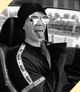 〽️ @clicrf pria, orang, kacamata hitam, topi, mobil, selfie whatsapp sticker