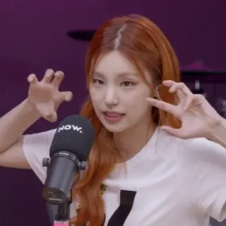 😸 NOW. mujer, kpop, micrófono, pelo naranja, gesto con la mano whatsapp sticker