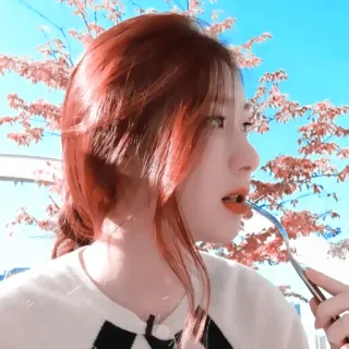 💠 女性, 食べる, フォーク, 屋外, 赤毛 whatsapp sticker
