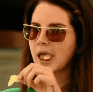 😐 Lana Del Rey Lana Del Rey, óculos de sol, comendo, cantora, celebridade telegram sticker