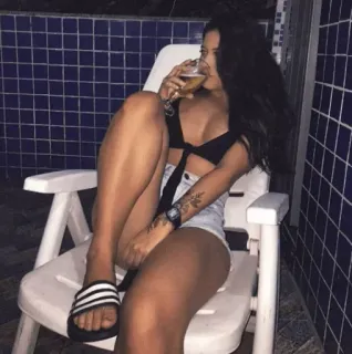 😍 mulher, cadeira, cerveja, bebendo telegram sticker