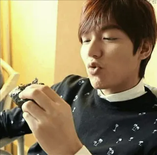 😗 Lee Min-ho celebrità, attore, mangiare, coreano, uomo, cibo telegram sticker