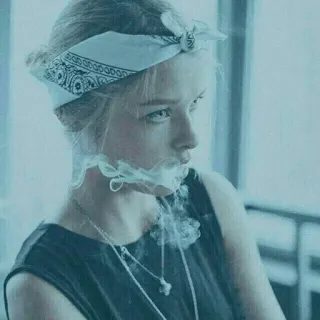 🚬 女人, 头巾, 烟, 肖像, 女孩, 项链 telegram sticker