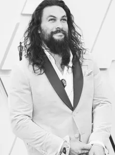 🍻 Jason Momoa актер, знаменитость, мужчина, борода, длинные волосы, портрет, черно-белое, костюм telegram sticker