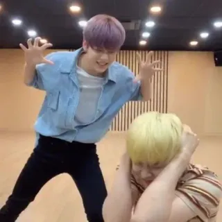 👻 K-pop, paars haar, blond haar, dans, pose telegram sticker