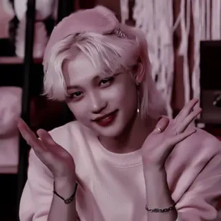 🐣 Felix K-Pop, Sänger, blond, Idol, Lächeln, Pose telegram sticker