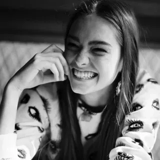 😁 mujer, sonriendo, ojos, blanco y negro, retrato, cara telegram sticker