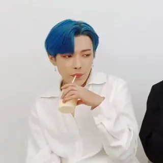 ⛈ homem, cabelo azul, camisa branca, bebendo, pessoa, K-pop whatsapp sticker