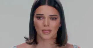 😪 Kendall Jenner celebrità, piangendo, triste, arrabbiata, donna, modella, ritratto telegram sticker