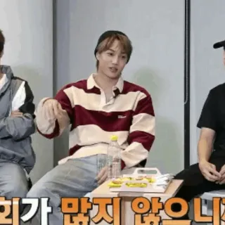 🇦🇹 회가 많지 않으니 사람들, 앉아있는, 실내, kpop whatsapp sticker