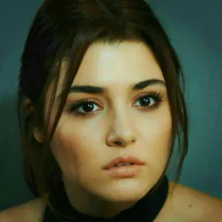 😐 retrato, mulher, rosto, pessoa, close-up, Hande Erçel telegram sticker