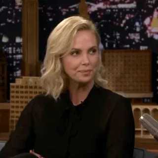 💣 Charlize Theron Charlize Theron, actriz, rubia, retrato, mujer, celebridad, programa de entrevistas, TV telegram sticker