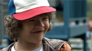 🌞 Dustin Henderson Stranger Things Dustin, Stranger Things, personaggio, sorriso, cappello, serie TV telegram sticker