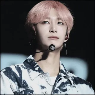 ☁️ kpop, piosenkarz, idol, różowe włosy, portret, mężczyzna telegram sticker